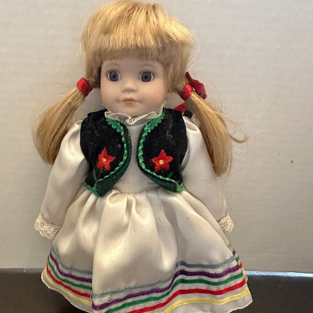 Collectible Porcelain WANDA Doll Royalton Collection 1998 10" in Poland costume